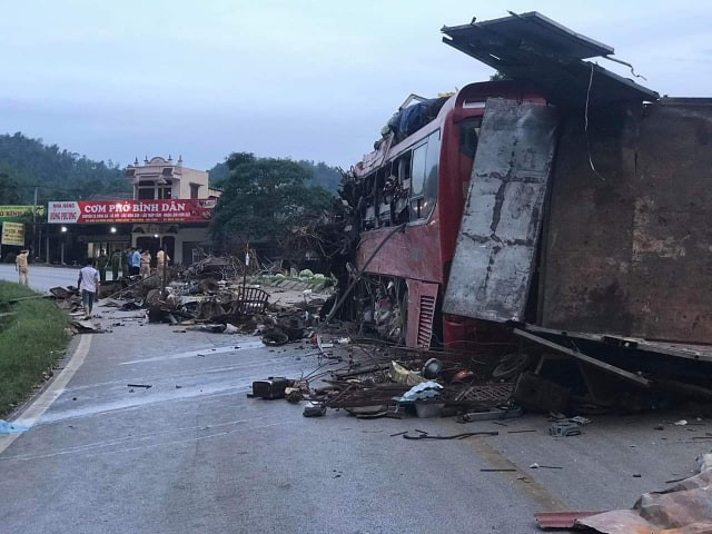 Hiện trường vụ tai nạn khiến nhiều người thương vong