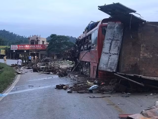 Hiện trường vụ tai nạn khiến nhiều người thương vong