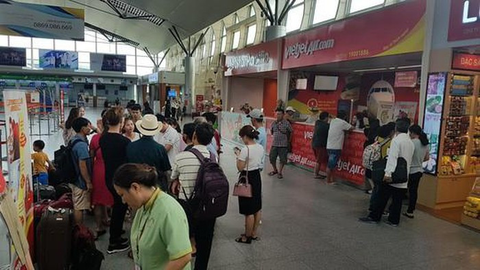 Hành khách tập trung tại quầy của Vietjet Air để giải quyết thủ tục do chuyến bay bị hoãn sáng 15-6 tại sân bay Đà Nẵng - Ảnh: Bích Vân