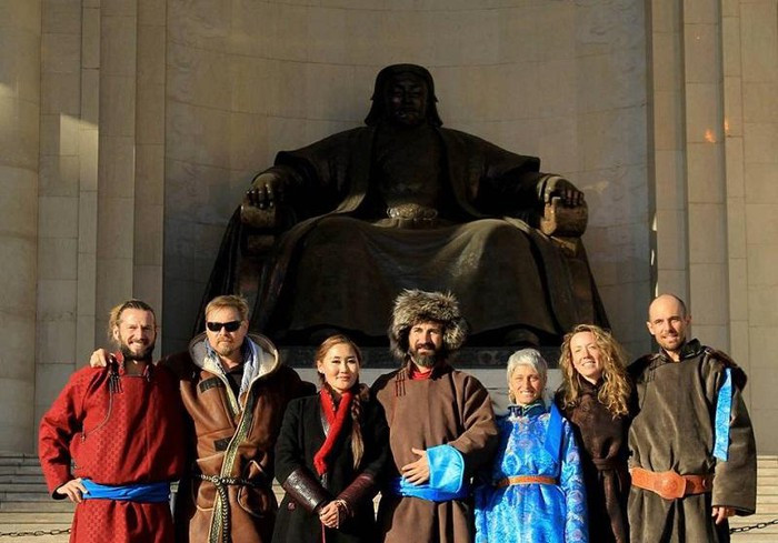 Trên hành trình, cô gặp được nhiều người bạn mới đến từ nhiều vùng đất khác nhau nhưng có cùng niềm đam mê khám phá và chinh phục các thử thách.