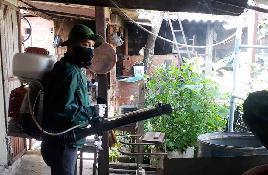  Phun hóa chất diệt muỗi gây bệnh sốt xuất huyết. Ảnh: H.S