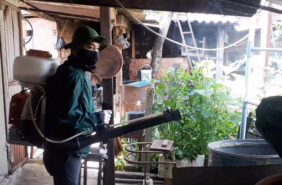  Phun hóa chất diệt muỗi gây bệnh sốt xuất huyết. Ảnh: H.S