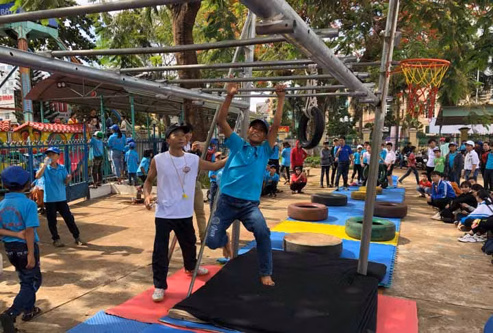 Các em thiếu nhi tham gia trò chơi sasuke-vượt qua chính mình. Ảnh: Thủy Bình. 