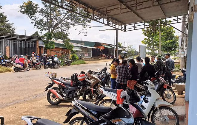 Người dân bàng hoàng khi biết tin chị Nga bị chồng đâm chết.