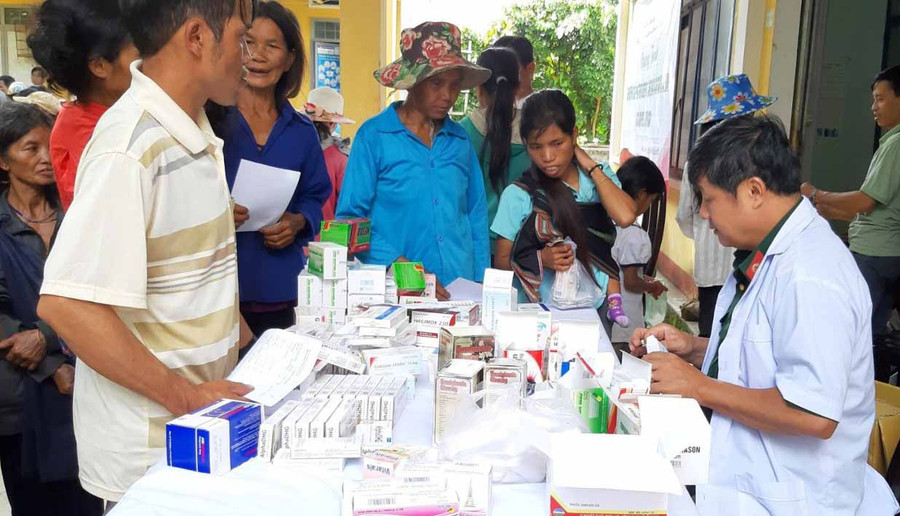  Cấp thuốc miễn phí cho bà con. Ảnh: Hồng Ngọc