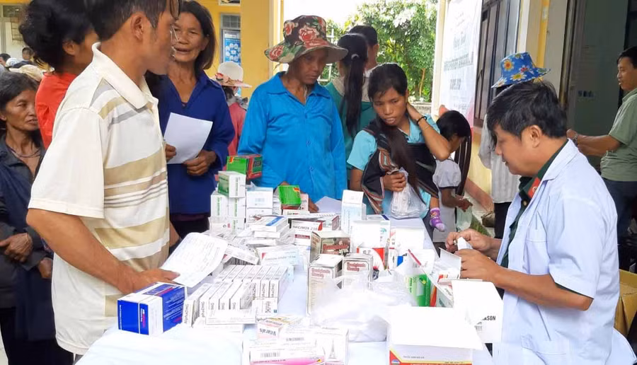  Cấp thuốc miễn phí cho bà con. Ảnh: Hồng Ngọc