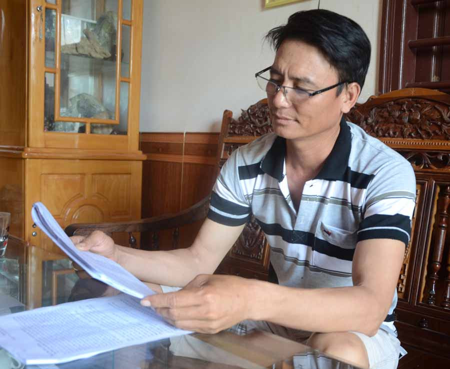Ông Nguyễn Văn Trực ôn bài chuẩn bị cho ngày thi cuối. Ảnh: Đ.P