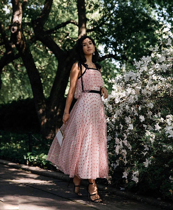 Vải lưới, voan lưới hay các kiểu chất liệu xuyên thấu cũng hot không kém vải lụa mềm hay vải linen. Chúng được dùng để mang tới các kiểu váy xếp tầng, đầm xoè, váy hai dây theo phong cách gợi cảm Vải lưới, voan lưới hay các kiểu chất liệu xuyên thấu cũng hot không kém vải lụa mềm hay vải linen. Chúng được dùng để mang tới các kiểu váy xếp tầng, đầm xoè, váy hai dây theo phong cách gợi cảm