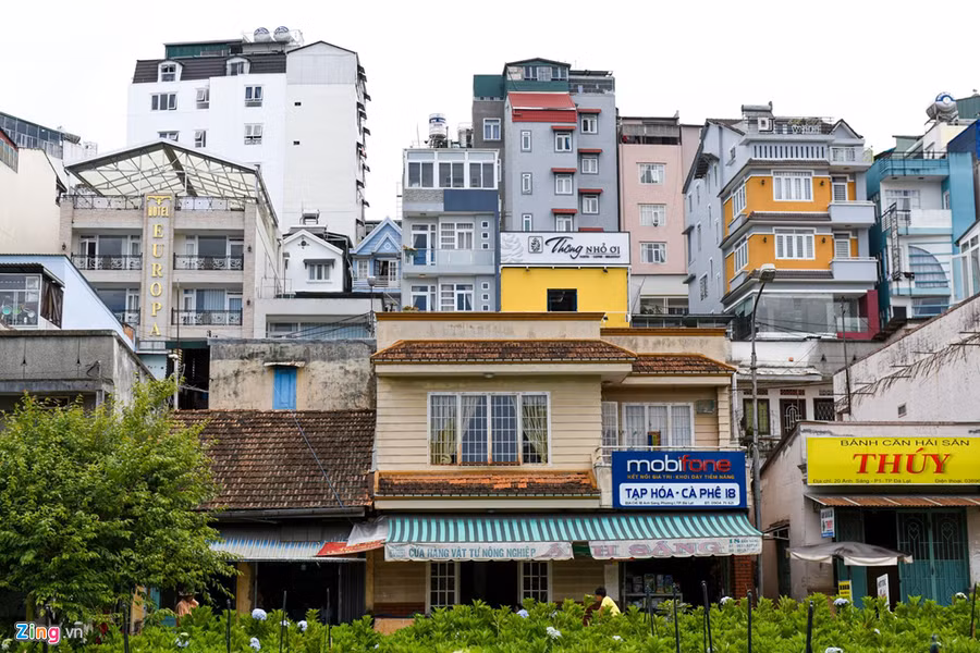  Kiến trúc Đà Lạt được xây dựng dựa theo địa hình đồi núi, nhà phía trước thấp hơn nhà sau để đảm bảo khoảng không gian tầm nhìn, nhà được xây với mái ngói nhọn. Nhưng hiện nay, các dãy nhà mọc chen chúc, nhà trước chắn nhà sau, mái ngói thay thế bằng mái bằng, mái tôn.