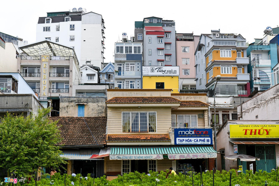 Kiến trúc Đà Lạt được xây dựng dựa theo địa hình đồi núi, nhà phía trước thấp hơn nhà sau để đảm bảo khoảng không gian tầm nhìn, nhà được xây với mái ngói nhọn. Nhưng hiện nay, các dãy nhà mọc chen chúc, nhà trước chắn nhà sau, mái ngói thay thế bằng mái bằng, mái tôn.  Kiến trúc Đà Lạt được xây dựng dựa theo địa hình đồi núi, nhà phía trước thấp hơn nhà sau để đảm bảo khoảng không gian tầm nhìn, nhà được xây với mái ngói nhọn. Nhưng hiện nay, các dãy nhà mọc chen chúc, nhà trước chắn nhà sau, mái ngói thay thế bằng mái bằng, mái tôn.