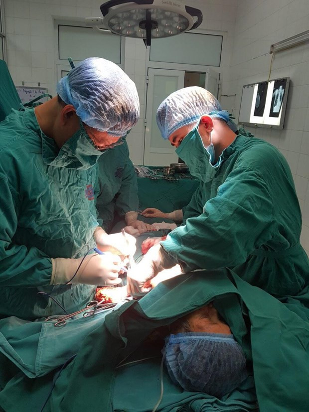 Các bác sỹ phẫu thuật cho bệnh nhân. (Ảnh: PV/Vietnam+)