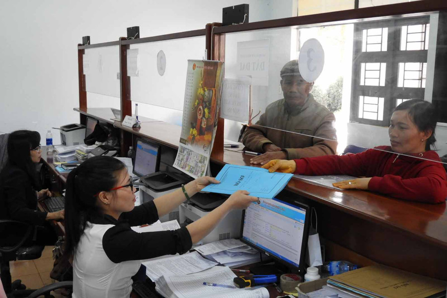 Cán bộ công chức Bộ phận một cửa của huyện luôn có thái độ ứng xử văn hoá, tôn trọng nhân dân trong thi hành công vụ. Ảnh: Thanh Nhật
