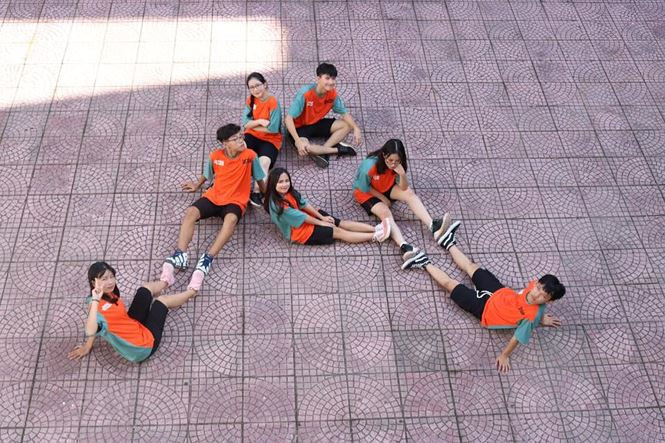 Nhóm nhảy ALine của Khánh gồm 7 thành viên thành lập từ đầu năm lớp 10. Nhóm nhảy ALine của Khánh gồm 7 thành viên thành lập từ đầu năm lớp 10.