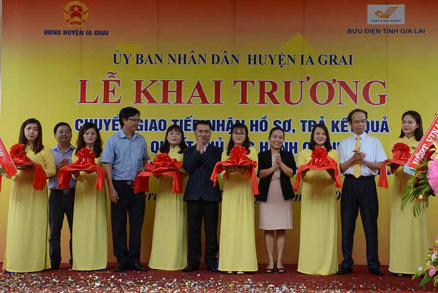 Các đại biểu cắt băng khai trương Bộ phận một cửa tại Bưu điện huyện Ia Grai-ảnh P.L