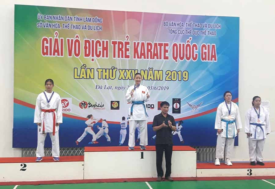  Vận động viên Nguyễn Thị Hà Phương của Gia Lai (trái) trên bục nhận HCB. Ảnh: M.V