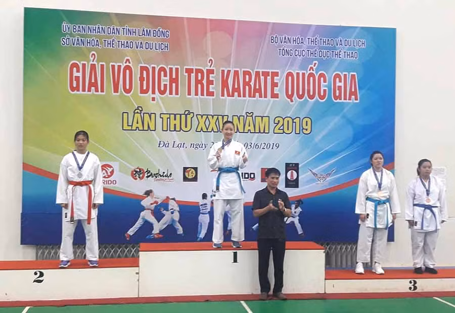  Vận động viên Nguyễn Thị Hà Phương của Gia Lai (trái) trên bục nhận HCB. Ảnh: M.V