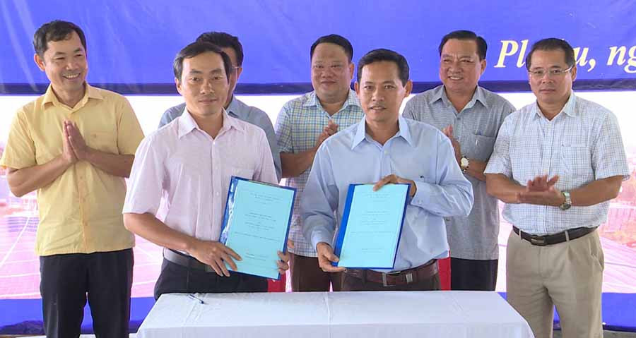 Tổng Công ty Điện lực miền Trung ký kết hợp đồng mua bán điện với Công ty TNHH MTV Tiến Minh Gia Lai. Ảnh: H.D  Tổng Công ty Điện lực miền Trung ký kết hợp đồng mua bán điện với Công ty TNHH MTV Tiến Minh Gia Lai. Ảnh: H.D