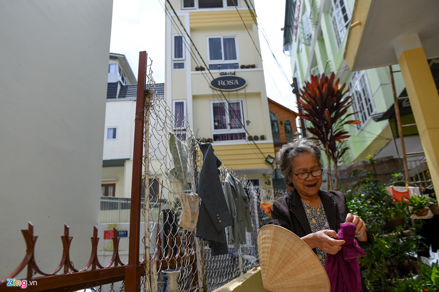 Trong khi đó, bà Nguyễn Thị Bích Thu (vợ ông Cẩm) tranh thủ chút nắng chiều lách qua những ngôi nhà cao tầng xung quanh để phơi quần áo. “Nhà tôi ở trong hẻm nên người ta cũng không muốn đầu tư để xây khách sạn, nhà nghỉ vì bên cạnh quá nhiều nhà cao tầng, xây lên thì không có tầm nhìn, phải xây đến tầng 7 thì mới thấy được”, bà chia sẻ. Trong khi đó, bà Nguyễn Thị Bích Thu (vợ ông Cẩm) tranh thủ chút nắng chiều lách qua những ngôi nhà cao tầng xung quanh để phơi quần áo. “Nhà tôi ở trong hẻm nên người ta cũng không muốn đầu tư để xây khách sạn, nhà nghỉ vì bên cạnh quá nhiều nhà cao tầng, xây lên thì không có tầm nhìn, phải xây đến tầng 7 thì mới thấy được”, bà chia sẻ.