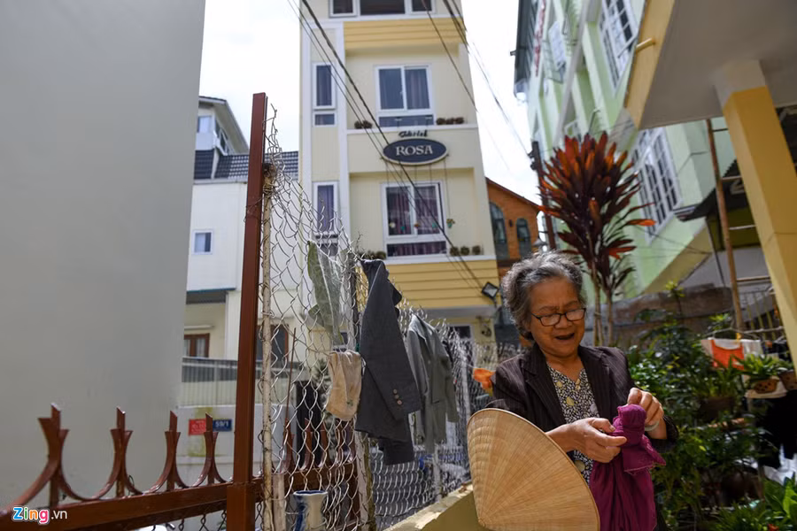 Trong khi đó, bà Nguyễn Thị Bích Thu (vợ ông Cẩm) tranh thủ chút nắng chiều lách qua những ngôi nhà cao tầng xung quanh để phơi quần áo. “Nhà tôi ở trong hẻm nên người ta cũng không muốn đầu tư để xây khách sạn, nhà nghỉ vì bên cạnh quá nhiều nhà cao tầng, xây lên thì không có tầm nhìn, phải xây đến tầng 7 thì mới thấy được”, bà chia sẻ.
