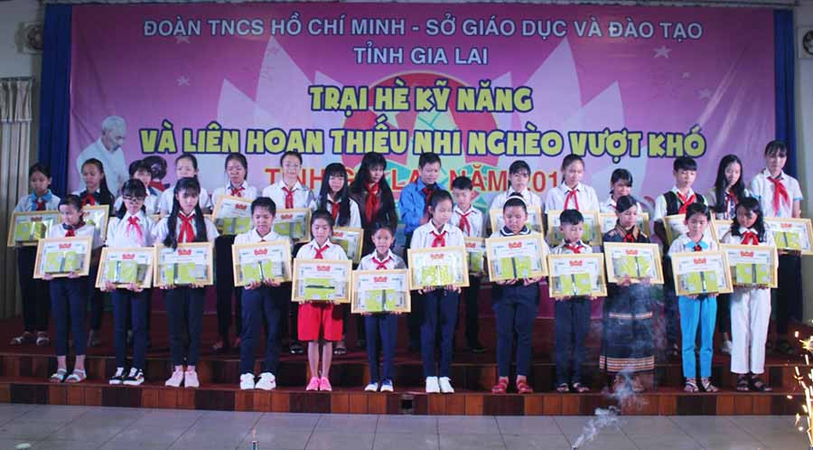  Có 78 gương thiếu nhi tiêu biểu được tặng bằng khen và học bổng dịp này. Ảnh: Phan Lài