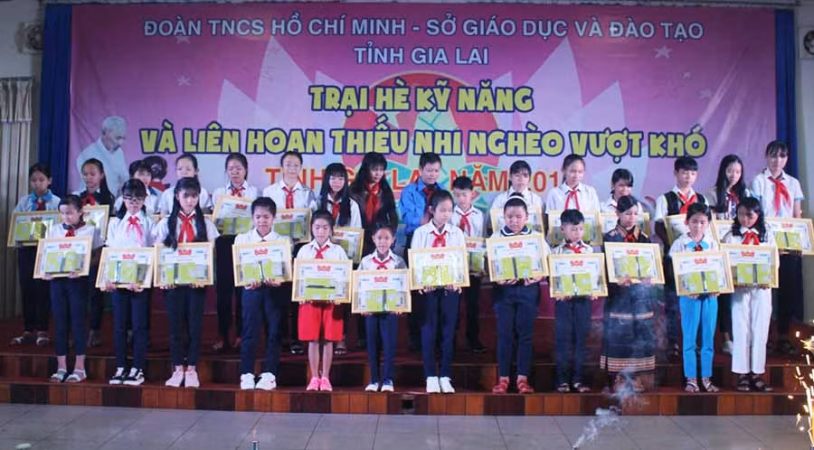  Có 78 gương thiếu nhi tiêu biểu được tặng bằng khen và học bổng dịp này. Ảnh: Phan Lài