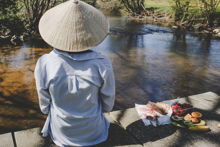  Nón lá là món đồ không thể thiếu trong hành trình trở về Việt Nam.