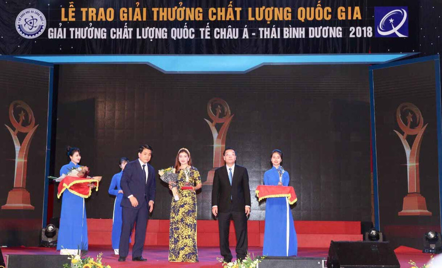 Bà Lê Thị Thu Huyền-Chủ tịch HĐTV Công ty Cổ phần khoa học quốc tế Trường Sinh nhận giải thưởng. Ảnh: Hà Đức Thành