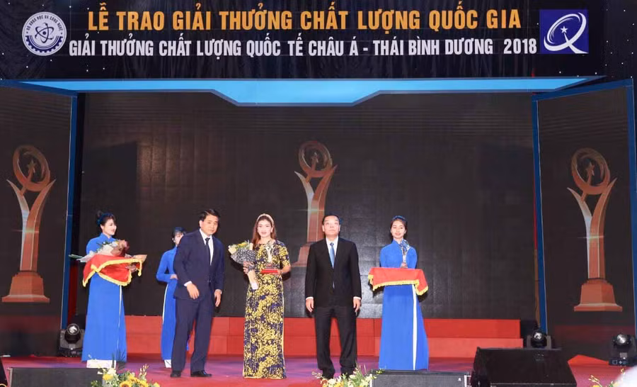 Bà Lê Thị Thu Huyền-Chủ tịch HĐTV Công ty Cổ phần khoa học quốc tế Trường Sinh nhận giải thưởng. Ảnh: Hà Đức Thành