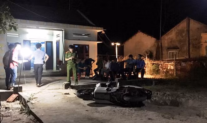  Công an khám nghiệm hiện trường vụ án mạng vào tối 14.6 (ảnh Mạnh Cường)