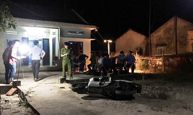  Công an khám nghiệm hiện trường vụ án mạng vào tối 14.6 (ảnh Mạnh Cường)