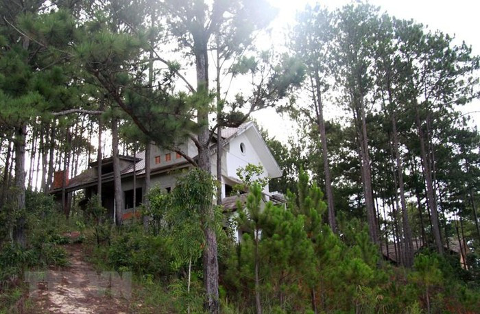 Đến nay, còn rất nhiều dự án không tiếp tục triển khai, hàng chục căn biệt thự kiến trúc kiểu Pháp cũng đang bị bỏ hoang, phát sinh nhiều vấn đề tệ nạn kèm theo. (Ảnh: Đặng Tuấn/TTXVN) 