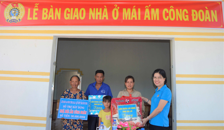 Bà Trần Lệ Nhung-Chủ tịch Liên đoàn Lao động tỉnh Gia Lai trao nhà cho chị Hiệp. Ảnh: Đinh Yến 