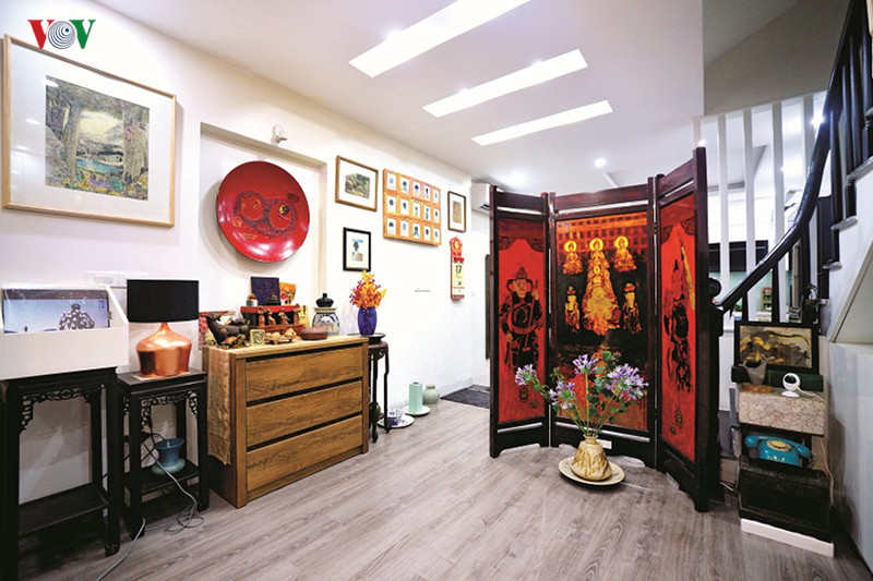 Tầng hai là không gian sinh hoạt chung. Nơi đây trưng bày những bức tranh và nhiều đồ mỹ nghệ. Bức bình phong ngăn cách nhẹ nhàng không gian cũng là tác phẩm hội họa. Tầng hai là không gian sinh hoạt chung. Nơi đây trưng bày những bức tranh và nhiều đồ mỹ nghệ. Bức bình phong ngăn cách nhẹ nhàng không gian cũng là tác phẩm hội họa.