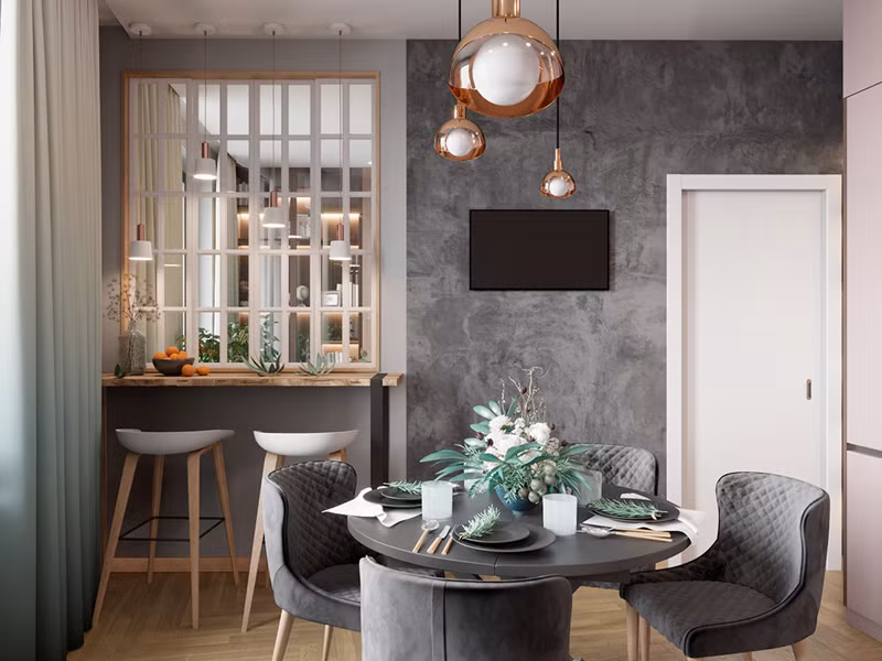 Bốn đèn mặt dây chuyền nhỏ màu trắng, được treo ở các độ dài khác nhau trên mặt bàn bằng gỗ để thêm phần thú vị.