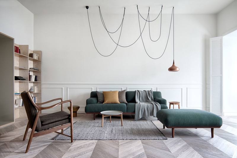Tường được chạm khắc tinh tế cùng ghế sofa khung gỗ khiến căn phòng vừa mang vẻ hiện đại vừa có chút cổ điển. Tường được chạm khắc tinh tế cùng ghế sofa khung gỗ khiến căn phòng vừa mang vẻ hiện đại vừa có chút cổ điển.
