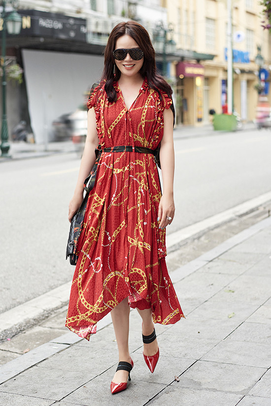 Sự thống nhất về màu sắc trên tổng thể từ váy áo, phụ kiện giầy cao gót, túi xách, mắt kính cũng luôn được Trần Hiền để tâm khi mix đồ.