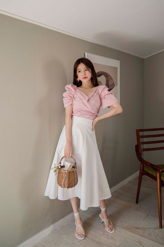 Đan xen giữa các mẫu váy vạt xép, váy xếp layer là sức sống bền bỉ của các mẫu chân váy xòe dáng cổ điển.