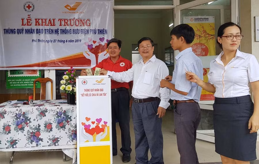 Cán bộ, nhân viên Bưu điện và Hội Chữ thập đỏ huyện ủng hộ thùng quỹ. Ảnh: H.N
