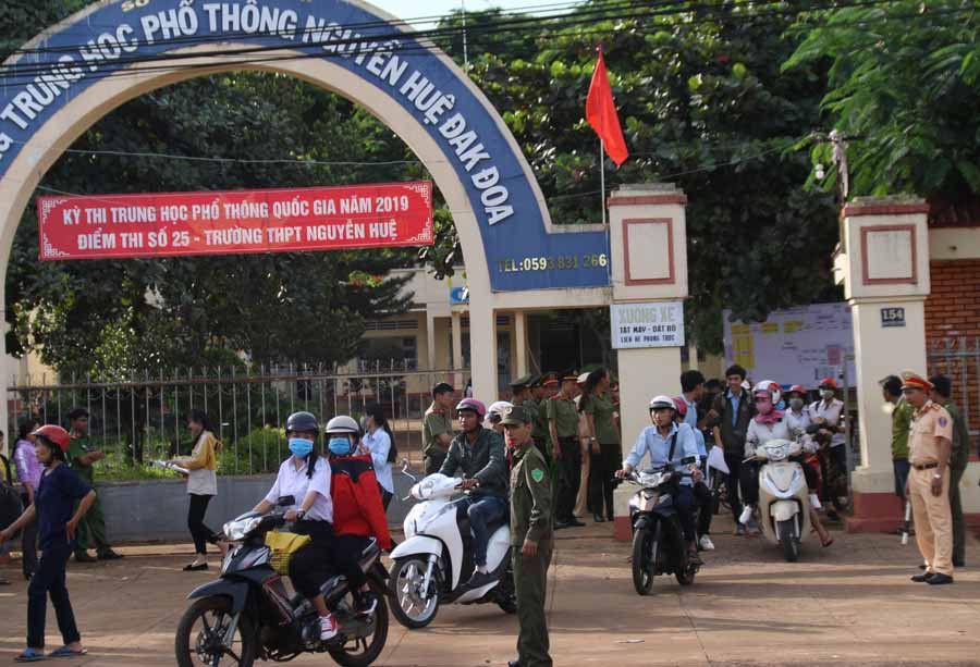 Lực lượng CSGT và dân quân tự vệ tích cực điều tiết giao thông tại điểm thi Trường THPT Nguyễn Huệ. Ảnh: Chí Hào Lực lượng CSGT và dân quân tự vệ tích cực điều tiết giao thông tại điểm thi Trường THPT Nguyễn Huệ. Ảnh: Chí Hào