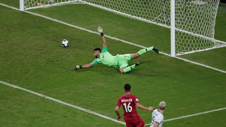 Sergio Aguero ấn định chiến thắng 2-0 cho Argentina. (Ảnh: Reuters)