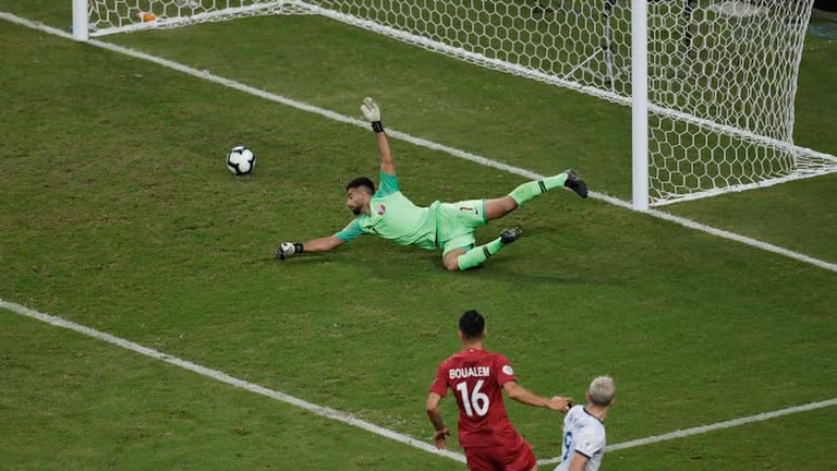 Sergio Aguero ấn định chiến thắng 2-0 cho Argentina. (Ảnh: Reuters)