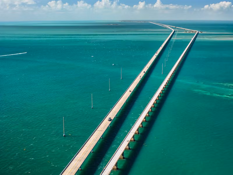 Đường cao tốc Overseas ở bang Florida (Mỹ) dài khoảng 113 dặm với 42 cây cầu để đi từ Miami đến điểm cực Nam ở Key West. Đi trên con đường này, du khách sẽ được thưởng ngoạn cảnh quan xanh thẳm của đại dương.