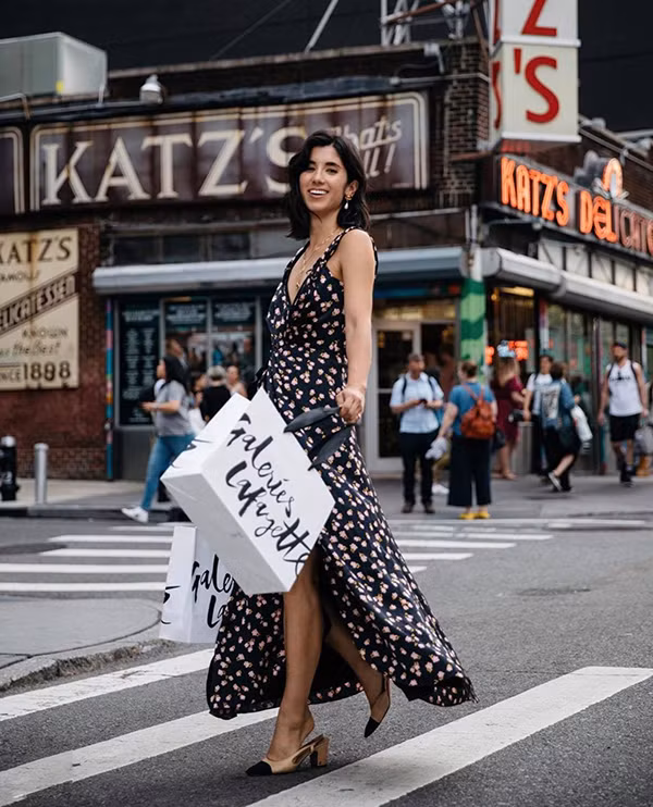 Váy hai dây, đầm xẻ cao trên chất liệu vải chiffon in hoa sẽ giúp người mặc tôn nét nữ tính và sexy khi đi cà phê cuối tuần.