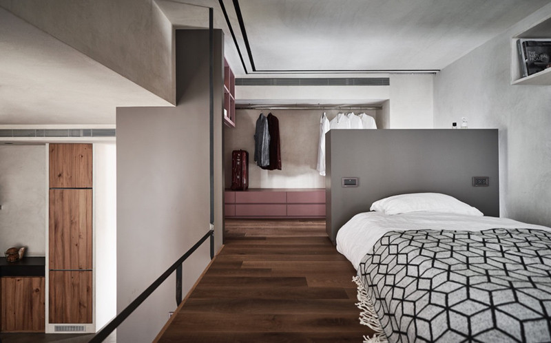 Trên gác lửng chiếc giường sàn được sử dụng để tận dụng không gian trần thấp.  Trên gác lửng chiếc giường sàn được sử dụng để tận dụng không gian trần thấp.