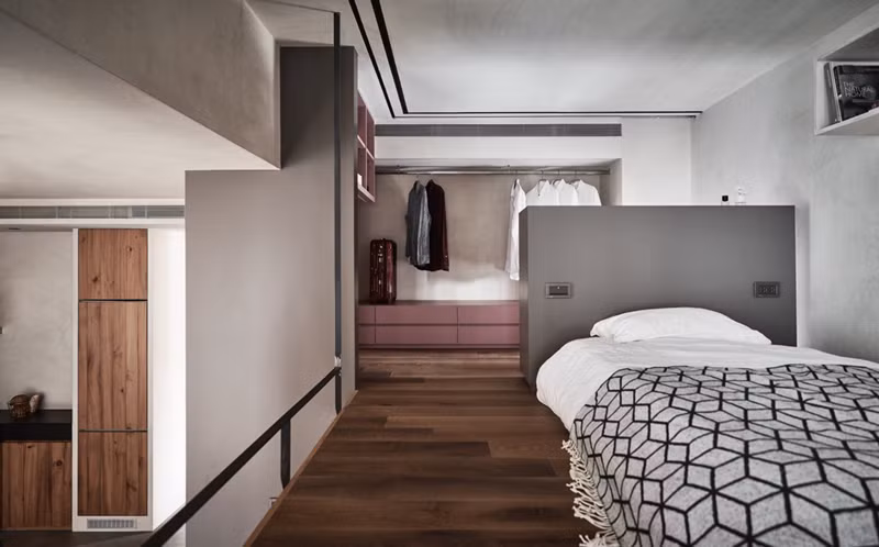  Trên gác lửng chiếc giường sàn được sử dụng để tận dụng không gian trần thấp.