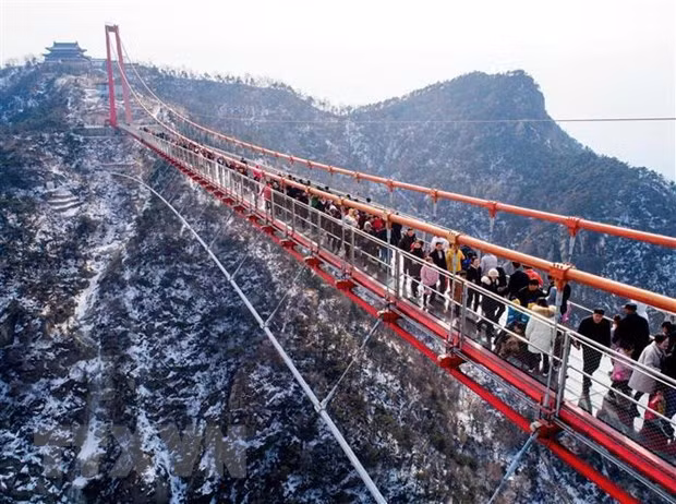 Khách du lịch thăm núi Nghi Mông, tỉnh Sơn Đông, Trung Quốc, ngày 9/2/2019. (Nguồn: THX/TTXVN)