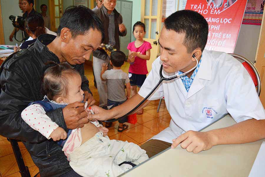  Hàng ngàn trẻ em trên địa bàn tỉnh đã được khám sàng lọc các bệnh bẩm sinh. Ảnh: Phương Dung