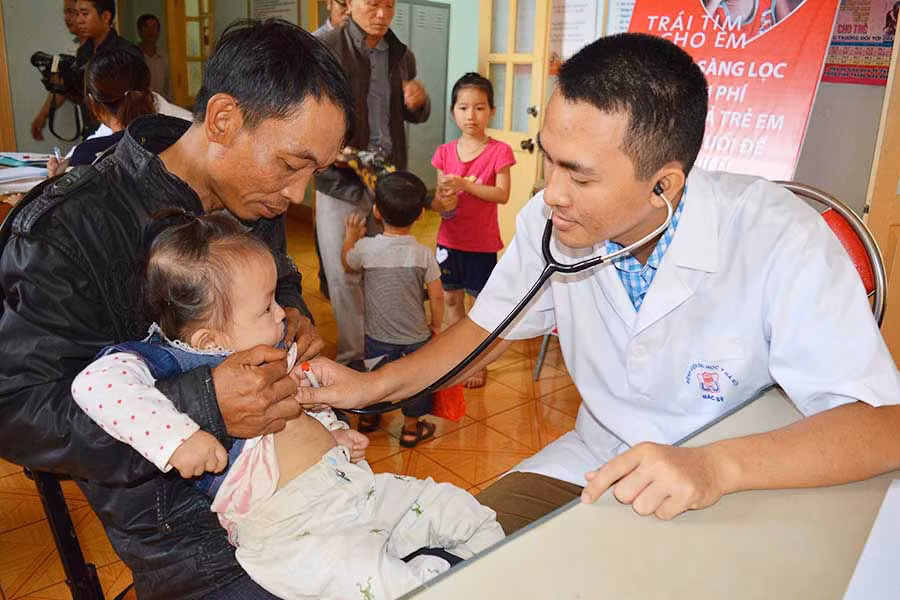  Hàng ngàn trẻ em trên địa bàn tỉnh đã được khám sàng lọc các bệnh bẩm sinh. Ảnh: Phương Dung