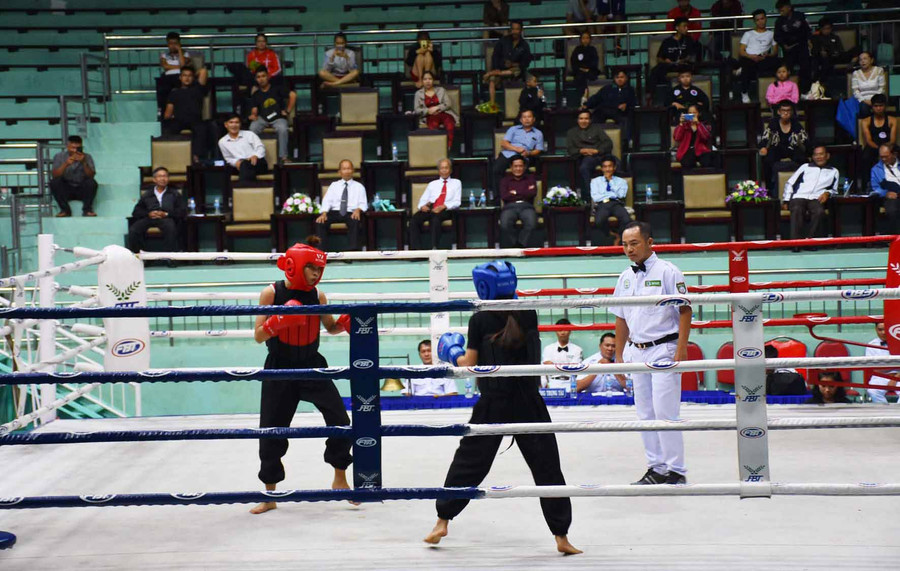 2 vận động viên thi đấu trận khai mạc. Ảnh: Hà Phương