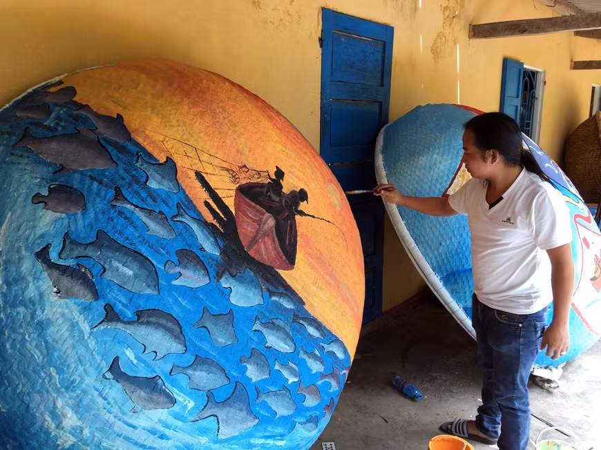 Những tác phẩm hội họa nhiều màu sắc, độc đáo được các họa sỹ thể hiện trên những chiếc thuyền thúng Những tác phẩm hội họa nhiều màu sắc, độc đáo được các họa sỹ thể hiện trên những chiếc thuyền thúng